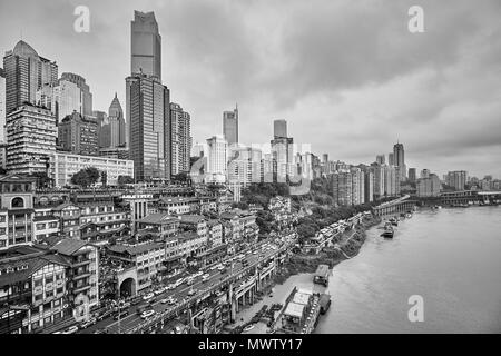 Chongqing Cina - Ottobre 03, 2017: lungomare della città in un giorno di pioggia. La città è un centro economico del monte bacino dello Yangtze. Foto Stock