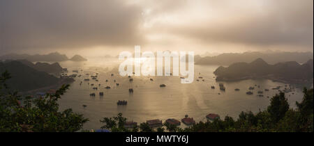 Tramonto in Lan Ha Bay, Cat Ba Island, un tipico paesaggio carsico in Vietnam, Indocina, Asia sud-orientale, Asia Foto Stock