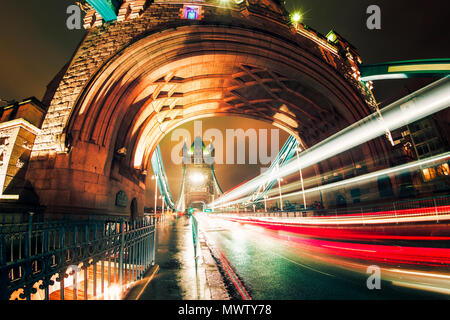 Vista fisheye del traffico trail luci su Tower Bridge di notte, Southwark, Londra, Inghilterra, Regno Unito, Europa Foto Stock