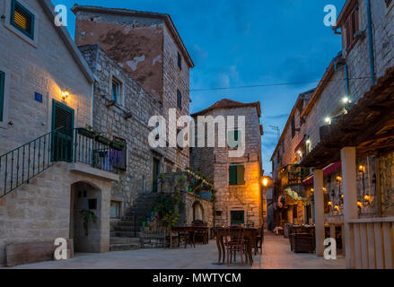 Piccola piazza nel centro storico della città di Stari Grad sulla isola di Hvar al crepuscolo, Hvar, Croazia, Europa Foto Stock