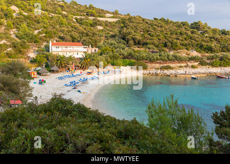 Vista in elevazione su Pokonji Dol spiaggia vicino la citta di Hvar al tramonto, Hvar, Croazia, Europa Foto Stock