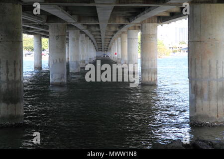Fiume Nerang sotto Sundale Bridge, Gold Coast, Australia Foto Stock