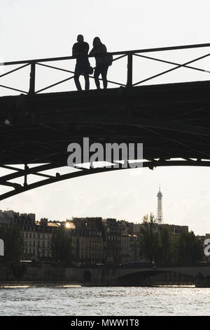 Silhouette di un paio di piedi sul Pont des Arts, ponte sopra il fiume Senna a Parigi, Francia. Foto Stock