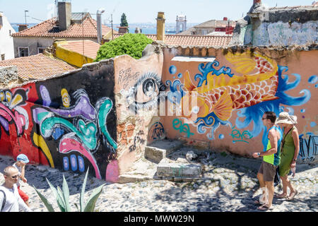 Lisbona Portogallo,Alfama,quartiere storico,graffiti,rovine,arte di strada,uomo uomini maschio,donna donne donne,coppia,a piedi,ispanico,immigrati immigrati,po Foto Stock