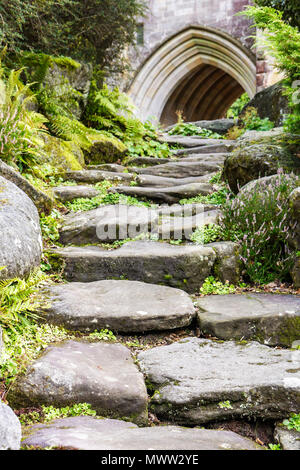 Regno Unito Inghilterra Northumberland,Rothbury,Cragside,inventore Lord Henry Armstrong,giardino di roccia,arco,UK071004062EdOnly Foto Stock