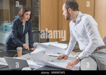 Gli architetti per discutere i progetti di un edificio insieme all ufficio moderno Foto Stock