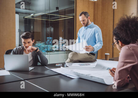 Il team di progettisti che lavorano sul progetto insieme a un ufficio moderno Foto Stock