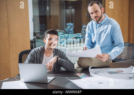 Creative Designer che lavorano sul progetto insieme a un ufficio moderno Foto Stock