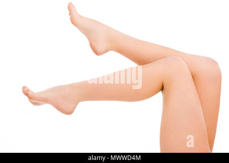 Vista ritagliata delle gambe a piedi nudi, isolato su bianco Foto Stock