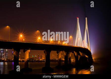 Vista notturna della Worli sea link in Mumbai, India. Foto Stock