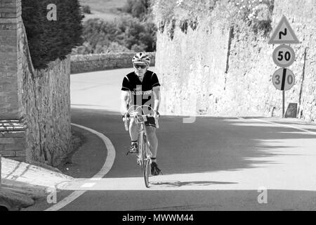 Bicicletta ciclista a Montisi che partecipa all'Eroica Montalcino, Siena, Toscana, Italia a maggio - B&W monocromatico in bianco e nero Foto Stock