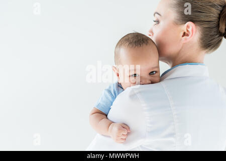 Close-up shot femminile di pediatra con African American baby isolato su bianco Foto Stock