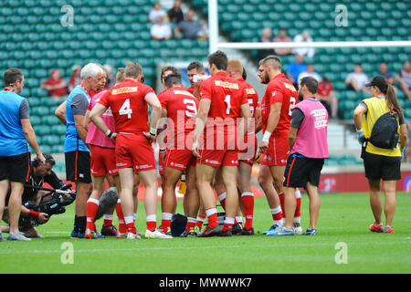 Londra, Regno Unito. 2 Giugno 2018. I giocatori provenienti da Canada in una pausa di metà tempo durante la Samoa V Canada Rugby Sevens corrispondono a Twickenham Stadium di Londra, Regno Unito. Il match ha luogo durante la penultima tappa del mondo HSBC Rugby Sevens serie. La serie vede 20 squadre internazionali in concorrenza in rapida 14 minuti di corrispondenze (due metà di sette minuti) in 11 diverse città di tutto il mondo - la finale sarà a Parigi nel mese di giugno. Credito: Michael Preston/Alamy Live News Foto Stock