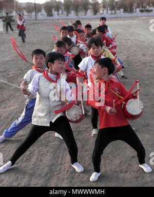 Pechino, Cina. 28 Maggio, 2001. File foto prese il 28 Maggio 2001 mostra dei bambini la preparazione di danza per celebrare celebra la Giornata Internazionale dell'infanzia in mongolo contea autonoma di Dorbod, a nord-est della Cina di Heilongjiang provincia. Questo set di 41 vecchie foto, presi dal 1978 al 2018 per anno, graficamente registrare momenti di infanzia di bambini cinesi negli ultimi quattro decenni. Credito: Zhou Que/Xinhua/Alamy Live News Foto Stock
