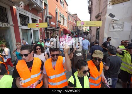 Venezia, Italia. 2 Giugno 2018. Un dimostrante mostra alcuni falsi biglietti di accesso nella città durante la protesta contro le porte di accesso per i turisti, VENEZIA 2 Giugno 2018. Le porte di accesso, che i militanti NoGlobal controversia, sono stati stabiliti dal sindaco di Venezia, Luigi Brugnaro, per limitare il flusso eccessivo di turisti pendolari durante i periodi di vacanza. © risveglio / Alamy Live News Foto Stock