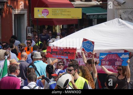 Venezia, Italia. 2 Giugno 2018. Due ragazze mostra poster durante la protesta contro le porte di accesso per i turisti, VENEZIA 2 Giugno 2018. Le porte di accesso, che i militanti NoGlobal controversia, sono stati stabiliti dal sindaco di Venezia, Luigi Brugnaro, per limitare il flusso eccessivo di turisti pendolari durante i periodi di vacanza. © risveglio / Alamy Live News Foto Stock