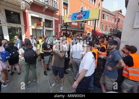 Venezia, Italia. 2 Giugno 2018. Un dimostrante grida un megafono slogan durante la protesta contro le porte di accesso per i turisti, VENEZIA 2 Giugno 2018. Le porte di accesso, che i militanti NoGlobal controversia, sono stati stabiliti dal sindaco di Venezia, Luigi Brugnaro, per limitare il flusso eccessivo di turisti pendolari durante i periodi di vacanza. © risveglio / Alamy Live News Foto Stock