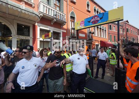 Venezia, Italia. 2 Giugno 2018. Un poliziotto detiene un dimostratore durante la protesta contro l'accesso pass per turisti, VENEZIA 2 Giugno 2018. Le porte di accesso, che i militanti NoGlobal controversia, sono stati stabiliti dal sindaco di Venezia, Luigi Brugnaro, per limitare il flusso eccessivo di turisti pendolari durante i periodi di vacanza. © risveglio / Alamy Live News Foto Stock