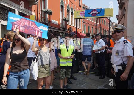 Venezia, Italia. 2 Giugno 2018. Due ragazze mostra poster durante la protesta contro le porte di accesso per i turisti, VENEZIA 2 Giugno 2018. Le porte di accesso, che i militanti NoGlobal controversia, sono stati stabiliti dal sindaco di Venezia, Luigi Brugnaro, per limitare il flusso eccessivo di turisti pendolari durante i periodi di vacanza. © risveglio / Alamy Live News Foto Stock