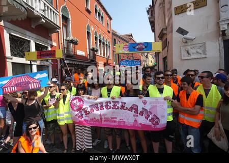 Venezia, Italia. 2 Giugno 2018. Alcuni militanti NoGlobal mostra poster durante la protesta contro le porte di accesso per i turisti, VENEZIA 2 Giugno 2018. Le porte di accesso, che i militanti NoGlobal controversia, sono stati stabiliti dal sindaco di Venezia, Luigi Brugnaro, per limitare il flusso eccessivo di turisti pendolari durante i periodi di vacanza. © risveglio / Alamy Live News Foto Stock