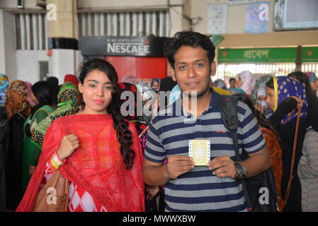 Dacca in Bangladesh. 2 Giugno 2018. Due frequentatori di casa mostrano i loro biglietti a Kamlapur Stazione Ferroviaria di Dacca, capitale del Bangladesh, il 2 giugno 2018. Come il santo Eid al-Fitr, la fine dei musulmani il mese di digiuno del Ramadan, si avvicina, Bangladesh ferrovia ha iniziato la vendita di biglietti del treno in anticipo per milioni di persone che si raduneranno a casa per celebrare la festa religiosa. (Xinhua) (zxj) Foto Stock