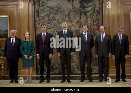 GRAF1618. MADRID, 02/06/2018.- GRAF1592. MADRID, 02/06/2018.- el nuevo Presidente del Gobierno, Pedro Sáhchez (3i), posa junto al rey Felipe; el presidente del Tribunal Constitucional, Juan José González Rivas (i); la presidenta del Congreso, Ana Pastor, el expresidente del Ejecutivo, Mariano Rajoy; (3d) El presidente del Senado, Pío García-Escudero (2d), y el presidente del Tribunal Supremo, Carlos Lesmes, tras el acto de toma de posesión de su cargo que ha tenido lugar hoy en el Palacio de la Zarzuela en el que la novedad ha sido que por primera vez en democracia, lo ha hecho ante la Constit Foto Stock