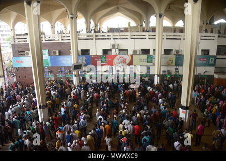 Dacca in Bangladesh. 2 Giugno 2018. Le persone di fronte alla folla Kamlapur Stazione Ferroviaria per acquistare i biglietti di Dacca, capitale del Bangladesh, il 2 giugno 2018. Come il santo Eid al-Fitr, la fine dei musulmani il mese di digiuno del Ramadan, si avvicina, Bangladesh ferrovia ha iniziato la vendita di biglietti del treno in anticipo per milioni di persone che si raduneranno a casa per celebrare la festa religiosa. (Xinhua) (zxj) Foto Stock