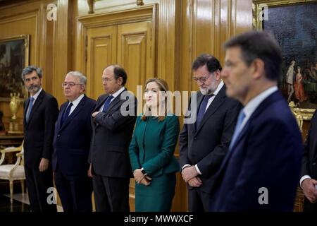 GRAF1603. MADRID, 02/06/2018.- El jefe del Ejecutivo saliente Mariano Rajoy (2d), junto al todavía ministro de Justicia, Rafael Catalá (d),la presidenta del Congreso, Ana Pastor, el presidente del Senado, Pío García-Escudero (3i),el presidente del Tribunal Constitucional, Juan José González Rivas (2i), y el presidente del Tribunal Supremo y Consejo General del Poder (giudiziaria CGPJ), Carlos Lesmes (MI), al inicio del acto que ha tenido lugar hoy en el Palacio de la Zarzuela, en el que líder del PSOE, Pedro Sánchez, ha prometido hoy ante el Rey el cargo de presidente del Gobierno. EFE/Emilio Nara Foto Stock