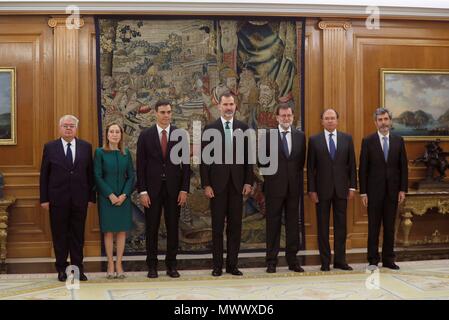 GRAF1592. MADRID, 02/06/2018.- GRAF1592. MADRID, 02/06/2018.- el nuevo Presidente del Gobierno, Pedro Sáhchez (3i), posa junto al rey Felipe; el presidente del Tribunal Constitucional, Juan José González Rivas (i); la presidenta del Congreso, Ana Pastor, el expresidente del Ejecutivo, Mariano Rajoy; (3d) El presidente del Senado, Pío García-Escudero (2d), y el presidente del Tribunal Supremo, Carlos Lesmes, tras el acto de toma de posesión de su cargo que ha tenido lugar hoy en el Palacio de la Zarzuela en el que la novedad ha sido que por primera vez en democracia, lo ha hecho ante la Constit Foto Stock