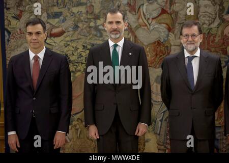 GRAF1620. MADRID, 02/06/2018.- GRAF1592. MADRID, 02/06/2018.- el nuevo Presidente del Gobierno, Pedro Sáhchez (MI), posa junto al rey Felipe y el expresidente del Ejecutivo Mariano Rajoy (d), tras el acto de toma de posesión de su cargo que ha tenido lugar hoy en el Palacio de la Zarzuela en el que la novedad ha sido que por primera vez en democracia, lo ha hecho ante la Constitución, pero peccato presencia de la Biblia y del crucifijo. EFE/Emilio Naranjo ***PISCINA*** Foto Stock