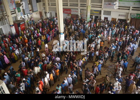 Dacca in Bangladesh. 2 Giugno 2018. Le persone di fronte alla folla Kamlapur Stazione Ferroviaria per acquistare i biglietti di Dacca, capitale del Bangladesh, il 2 giugno 2018. Come il santo Eid al-Fitr, la fine dei musulmani il mese di digiuno del Ramadan, si avvicina, Bangladesh ferrovia ha iniziato la vendita di biglietti del treno in anticipo per milioni di persone che si raduneranno a casa per celebrare la festa religiosa. (Xinhua) (zxj) Foto Stock