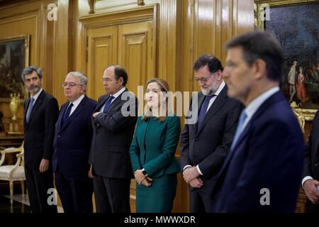 GRAF1603. MADRID, 02/06/2018.- El jefe del Ejecutivo saliente Mariano Rajoy (2d), junto al todavía ministro de Justicia, Rafael Catalá (d),la presidenta del Congreso, Ana Pastor, el presidente del Senado, Pío García-Escudero (3i),el presidente del Tribunal Constitucional, Juan José González Rivas (2i), y el presidente del Tribunal Supremo y Consejo General del Poder (giudiziaria CGPJ), Carlos Lesmes (MI), al inicio del acto que ha tenido lugar hoy en el Palacio de la Zarzuela, en el que líder del PSOE, Pedro Sánchez, ha prometido hoy ante el Rey el cargo de presidente del Gobierno. EFE/Emilio Nara Foto Stock