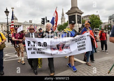 Londra, Regno Unito. 2 Giugno 2018. I veterani e le loro famiglie in marcia da Trafalgar Square a Piazza del Parlamento per protestare contro i problemi di P.T.S.D e di sensibilizzazione di veterani dei suicidi. Credito: Matteo Chattle/Alamy Live News Foto Stock