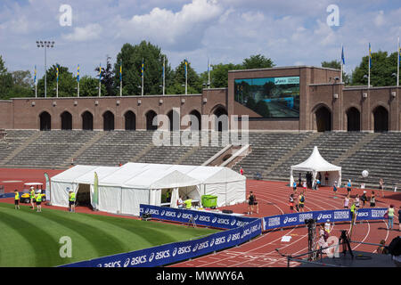 ASICS Stoccolma (STHLM) Marathon 2018. Ampio angolo di visione di tende nel parco giochi dell'architettura classica del Stadion (stadio) dove la maratona si svolge. Il Stadion è stato costruito appositamente per ospitare i Giochi Olimpici nel 1912. Stoccolma, Svezia. 2 Giugno 2018. Credito: BasilT/Alamy Live News Foto Stock