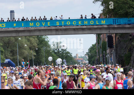 Stoccolma (ASICS STHLM) Marathon 2018. Migliaia di guide (dal primo dei due gruppi in esecuzione) in attesa sotto il ponte di fronte a Stoccolma's Stadium per l'avviamento singal. I Moschettieri della reale vita delle guardie di fanteria in Svezia, guarda su dal ponte in attesa per il segnale di incendio scatti in bianco per avviare la messa in fase della gara. Stoccolma, Svezia. 2 Giugno 2018. Credito: BasilT/Alamy Live News Foto Stock