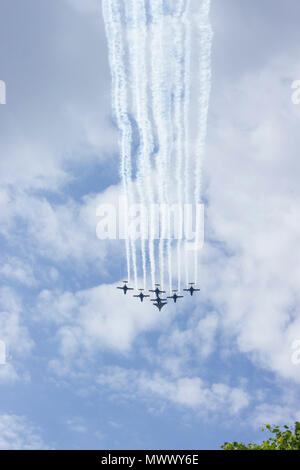 In Svezia il Aerobatic Team di visualizzazione eseguire una rapida air show, lasciando contrail nuvole sopra la maratona è punto di partenza. Stoccolma, Svezia. 2 Giugno 2018. ASICS Stoccolma (STHLM) Marathon 2018 Credit: BasilT/Alamy Live News Foto Stock