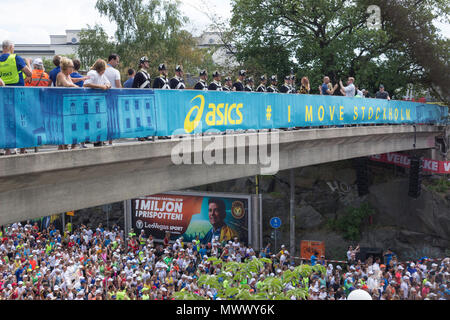 ASICS Stoccolma (STHLM) Marathon 2018. Visualizzazione ampia dei moschettieri della reale vita delle guardie di fanteria in Svezia, sul ponte, in attesa che il segnale al fuoco scatti in bianco e segnare l'inizio di gara, per le migliaia di guide di scorrimento in attesa sotto il ponte. Stoccolma, Svezia. 2 Giugno 2018. Credito: BasilT/Alamy Live News Foto Stock