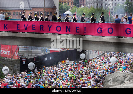 ASICS Stoccolma (STHLM) Marathon 2018. Primo gruppo di corridori a Stadion area, lasciare il punto di partenza. I Moschettieri del Royal bagnini di Fanteria di Svezia guarda su dal ponte. Stoccolma, Svezia. 2 Giugno 2018. Credito: BasilT/Alamy Live News Foto Stock