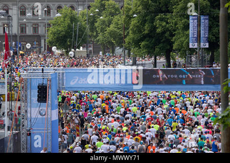 ASICS Stoccolma (STHLM) Marathon 2018. Migliaia di guide a Stadion area, lasciare il punto di partenza, la voce a Valhallavägen street a proseguire la loro corsa. Stoccolma, Svezia. 2 Giugno 2018. Credito: BasilT/Alamy Live News Foto Stock