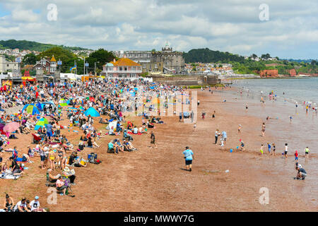 Paignton, Devon, Regno Unito. 2 Giugno 2018. Regno Unito Meteo. Per i turisti e i visitatori accorrono per il lungomare presso la stazione balneare di Paignton nel Devon per l'Airshow di Torbay in un giorno caldo e soleggiato. Credito Foto: Graham Hunt/Alamy Live News Foto Stock