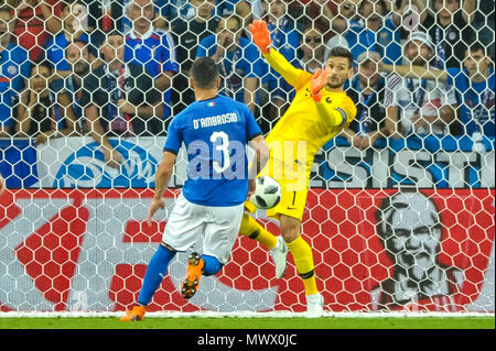 Nizza, Francia. Il 1 giugno 2018. Calcio - amichevole internazionale - Francia vs Italia - Allianz Riviera, Nice, Francia - 1 giugno 2018 Francia Hugo Lloris e italiano Danilo D'Ambrosio in azione Credit: BTWImages Sport/Alamy Live News Foto Stock