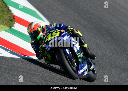 Firenze, Italia. 2 Giugno 2018. Valentino Rossi di Italia e Movistar Yamaha MotoGP durante le qualifiche MotoGP Gran Premio d'Italia Oakley-al Mugello Circuit. Il 31 maggio 2018 a Scarperia, in Italia. (Foto di Marco Iorio) Credito: marco iorio/Alamy Live News Foto Stock