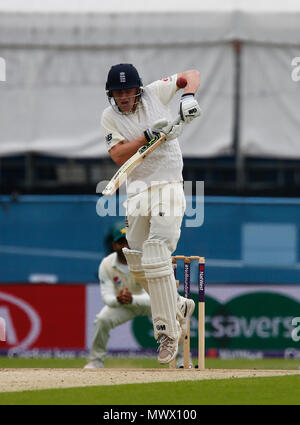 Emerald Headingley, Leeds, Regno Unito. 2 Giugno, 2018. International Test Match serie cricket, Day 2, tra Inghilterra e Pakistan; Dom Bess di Inghilterra gioca verso il basso in modo difensivo Credito: Azione Sport Plus/Alamy Live News Foto Stock