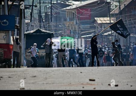 La questione del Kashmir, India. 2 Giugno 2018. Manifestanti del Kashmir pakistano di visualizzazione e bandiere islamica durante gli scontri con il governo indiano le forze in Srinagar, Indiano Kashmir amministrato. Le forze del governo indiano in Kashmir amministrato il sabato sparato e gas lacrimogeni e agglomerati in forma di pellets per disperdere le persone in lutto durante una processione funebre di Kasier Amin, un civile che è stato superato e ucciso da un veicolo della polizia durante un anti - India proteste sul Venerdì. Credito: SOPA Immagini limitata/Alamy Live News Foto Stock