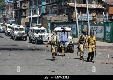 La questione del Kashmir, India. 2 Giugno 2018. Del governo indiano pattuglia delle forze durante scontri a Srinagar, Indiano Kashmir amministrato. Le forze del governo indiano in Kashmir amministrato il sabato sparato e gas lacrimogeni e agglomerati in forma di pellets per disperdere le persone in lutto durante una processione funebre di Kasier Amin, un civile che è stato superato e ucciso da un veicolo della polizia durante un anti - India proteste sul Venerdì. Credito: SOPA Immagini limitata/Alamy Live News Foto Stock