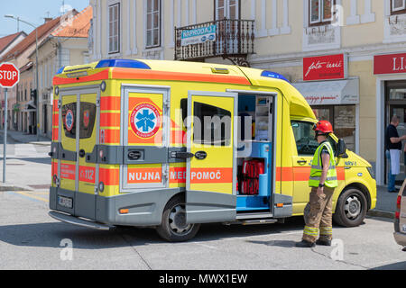 Slovenska Bistrica, Slovenia. 2 giugno 2018. Servizi di emergenza i lavoratori in treno in azione congiunta con i soccorritori, vigili del fuoco, la polizia e la Croce Rossa in Slovenska Bistrica per assicurare la preparazione in caso di emergenza. Maggioranza dei partecipanti sono volontari in locali Vigili del fuoco e la Croce Rossa. Credito: Andrej Safaric/Alamy Live News Foto Stock