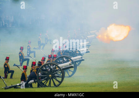 Londra, Regno Unito. 2 Giugno 2018. La cottura la salute - Il Re della truppa Royal cavallo artiglieria festeggiamenti di un Royal Salute a 1pm sabato 2 giugno a segnare l'incoronazione il giorno. Credito: Guy Bell/Alamy Live News Foto Stock