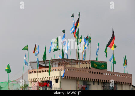 Dacca in Bangladesh. 2 Giugno 2018. Le bandiere della Coppa del Mondo FIFA preferiti battenti sullo skyline di Dhaka davanti a global stravaganza calcio di inizio in Russia il 14 giugno 2018. Credito: SK Hasan Ali/Alamy Live News Credito: SK Hasan Ali/Alamy Live News Foto Stock