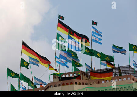 Dacca in Bangladesh. 2 Giugno 2018. Le bandiere della Coppa del Mondo FIFA preferiti battenti sullo skyline di Dhaka davanti a global stravaganza calcio di inizio in Russia il 14 giugno 2018. Credito: SK Hasan Ali/Alamy Live News Credito: SK Hasan Ali/Alamy Live News Foto Stock