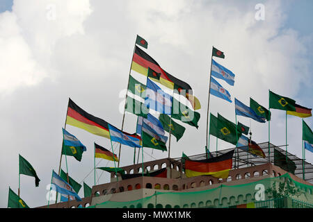 Dacca in Bangladesh. 2 Giugno 2018. Le bandiere della Coppa del Mondo FIFA preferiti battenti sullo skyline di Dhaka davanti a global stravaganza calcio di inizio in Russia il 14 giugno 2018. Credito: SK Hasan Ali/Alamy Live News Credito: SK Hasan Ali/Alamy Live News Foto Stock